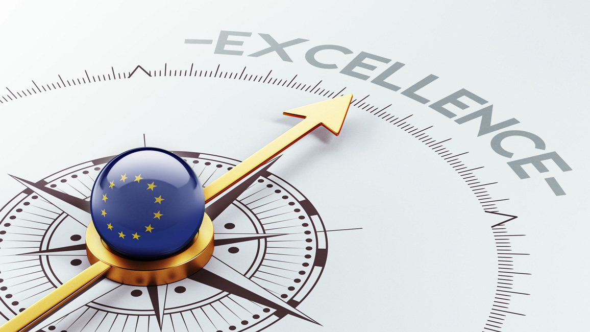 A compass with a round centre piece in EU blue and with the EU circle of stars points towards the word „excellence“.